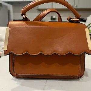 Adorable easy to wear purse, goes with everything